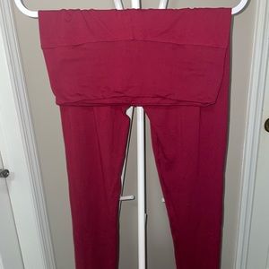 Maroon leggings, super soft, never worn!